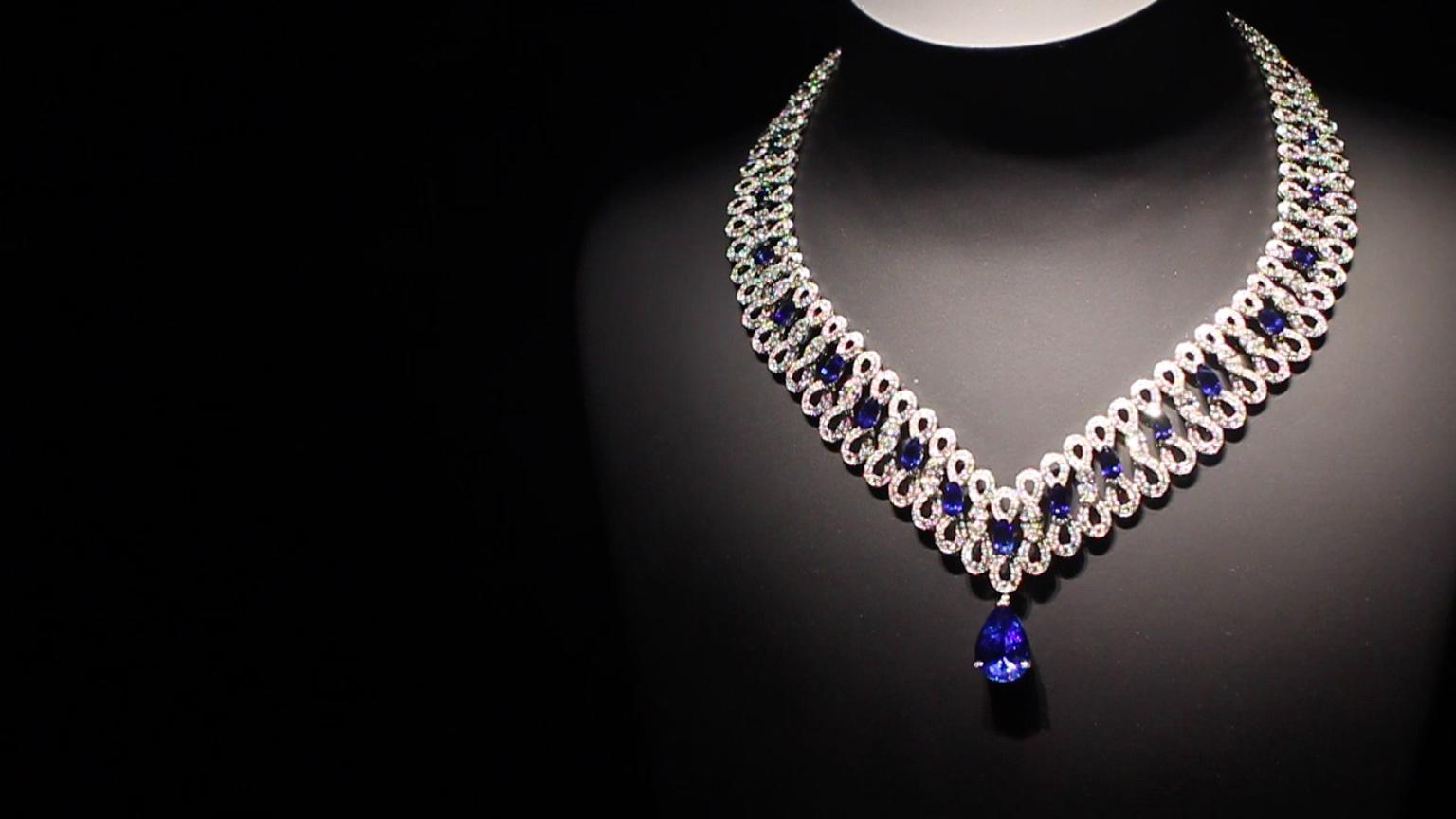 Extremely Piaget collection Infinity necklace with diamonds